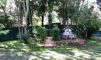 Imagem 2: Casa clássica com piscina e jardim