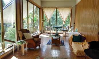 Imagem 5: Casa com piscina em rua privativa