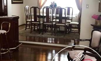 Imagem: 220m2 em rua tranquila e arborizada