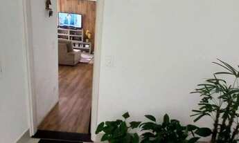 Imagem 4: Apartamento com Varanda Ampla e Quintal com Árvores Frutíferas