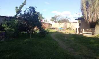 Imagem 3: Casa com banheiro, 1 quarto e varanda, em um terreno de 27m x 60m