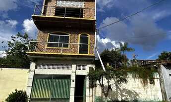 Imagem: Prédio de três andares com sacada