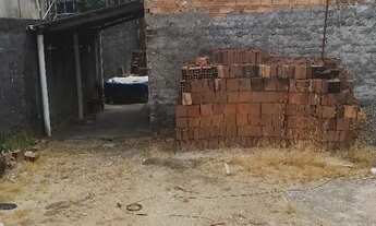 Imagem 3: Vendo um terreno com uma pequena casa