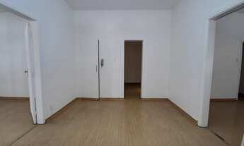 Imagem: Em frente à Embaixada Americana