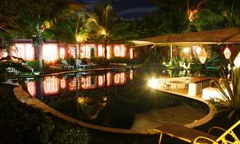 Imagem 4: Pousada com paisagismo exuberante e área de lazer com piscina