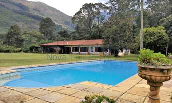 Imagem 2: Casa linear com amplo gramado