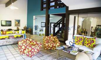 Imagem 6: Pousada com paisagismo exuberante e área de lazer com piscina