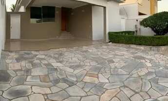 Imagem 3: Casa para aluguel e venda possui 250 metros quadrados com 4 quartos