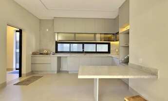 Imagem 3: Casa de condomínio térrea para aluguel possui 233 metros quadrados com 3 quartos