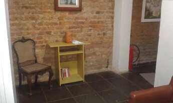 Imagem 4: Quarto individual na escadaria de azulejos do Selarón