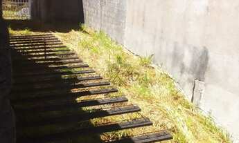 Imagem 4: Terreno de 512m² fechado de muro com casa em construção