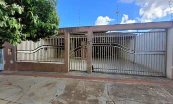 Imagem 2: Casa à venda na Região Norte de Londrina com 3 quartos sendo 1 suíte e cozinha planejada