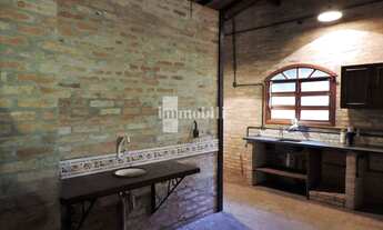 Imagem 3: CASA ESTILO ÚSTICO , TIPO CASA DE CAMPO, COM QUADRA DE TÊNIS DE SAIBRO