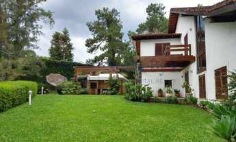 Imagem 4: Casa com piscina e arquitetura sofisticada