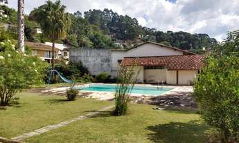 Imagem 2: Casa com piscina em rua privativa