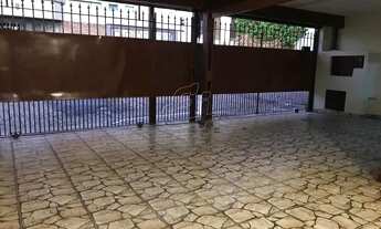 Imagem 4: Casa térrea com 3 vagas em rua tranquila