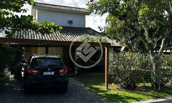 Imagem: Casa em condomínio fechado a uma quadra