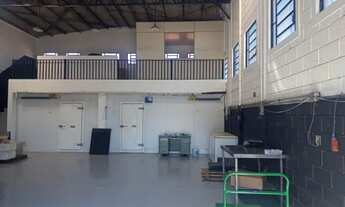 Imagem: Barracão com câmaras frigoríficas próximo