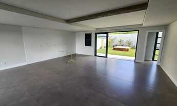 Imagem 2: Casa Nova em Cond 265 m2 priv. 3 suítes com closets, 4 vagas, amplo quintal com spa no Par