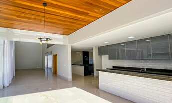 Imagem 9: Viva a Excelência em Goiânia: Luxuoso Sobrado no Condomínio Portal do Sol Garden