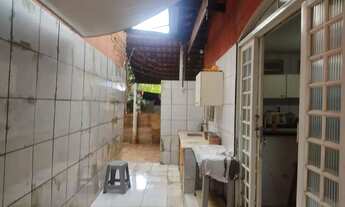 Imagem 7: Casa Térrea de esquina com Piscina ao lado de uma Praça