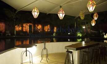 Imagem 5: Pousada com paisagismo exuberante e área de lazer com piscina