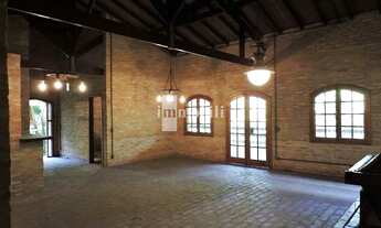 Imagem 2: CASA ESTILO ÚSTICO , TIPO CASA DE CAMPO, COM QUADRA DE TÊNIS DE SAIBRO