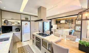 Imagem 6: Localizada em um dos bairros mais cobiçados da cidade, esta casa de alto padrão é uma verd