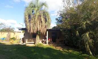 Imagem: Casa com banheiro, 1 quarto e varanda, em