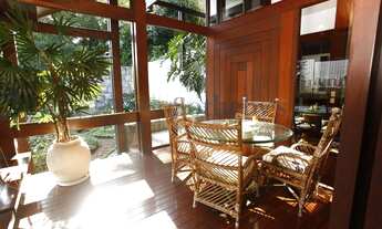 Imagem 2: Casa integrada á natureza em localização cobiçada