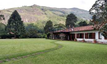 Imagem 7: Casa linear com amplo gramado