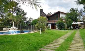 Imagem 2: Casa com piscina e arquitetura sofisticada