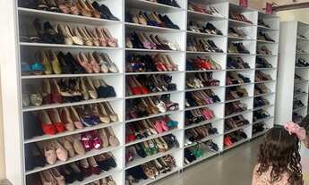 Imagem: Loja de calçados toda equipa com muita