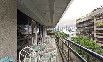 Imagem 3: Apartamento em rua arborizada