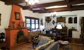 Imagem 7: Casa clássica com piscina e jardim