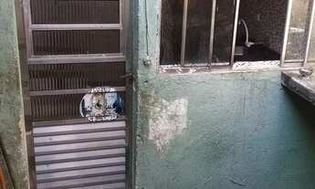 Imagem: Casa de dois comodos em quintal compartilhado