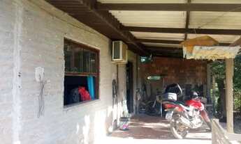 Imagem 6: Casa com banheiro, 1 quarto e varanda, em um terreno de 27m x 60m