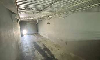 Imagem 4: Alugo Galpão: 200m2. Mezanino 4 banheiros porta automática