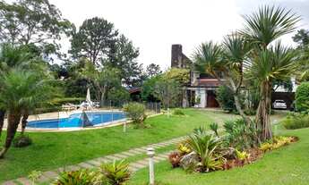 Imagem 3: Casa com piscina e arquitetura sofisticada