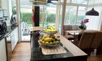 Imagem 3: Apartamento com Varanda Ampla e Quintal com Árvores Frutíferas