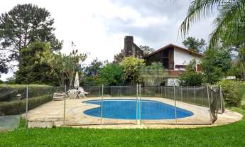 Imagem: Casa com piscina e arquitetura sofisticada