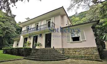 Imagem 2: Casa neoclássica em meio a natureza