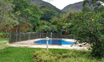 Imagem 5: Casa com piscina e arquitetura sofisticada