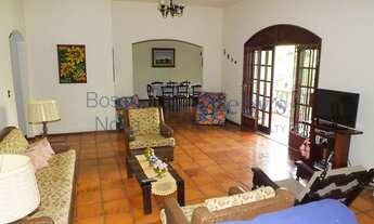 Imagem: Casa colonial em localização arborizada