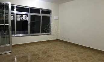 Imagem 2: Casa térrea com 3 vagas em rua tranquila