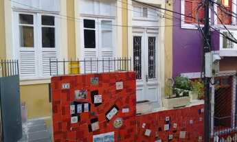 Imagem 2: Quarto individual na escadaria de azulejos do Selarón