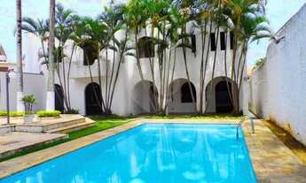 Imagem: Sobrado com 5 quartos, piscina e jardim