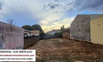 Imagem 3: Terreno Jd. Europa plano entre residências Murado com portão