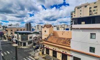 Imagem 2: Um 2 quartos reformado e coladinho no Centro para venda