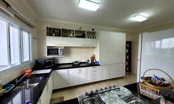 Imagem 7: Casa de condomínio térrea para venda possui 208 metros quadrados com 5 quartos